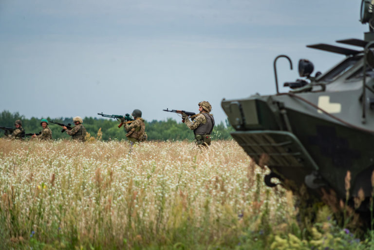 Ukrajinci hlavnú obrannú líniu neprelomili. Sú oslabení a potrebujú posily, tvrdia Rusi
