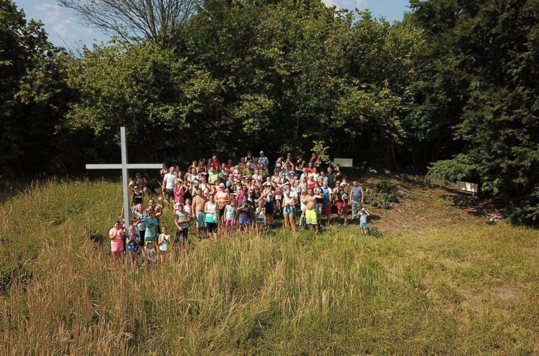 Výstup ku Krížu Onkopacientov v Kolároviciach. Foto: Ján Rábara