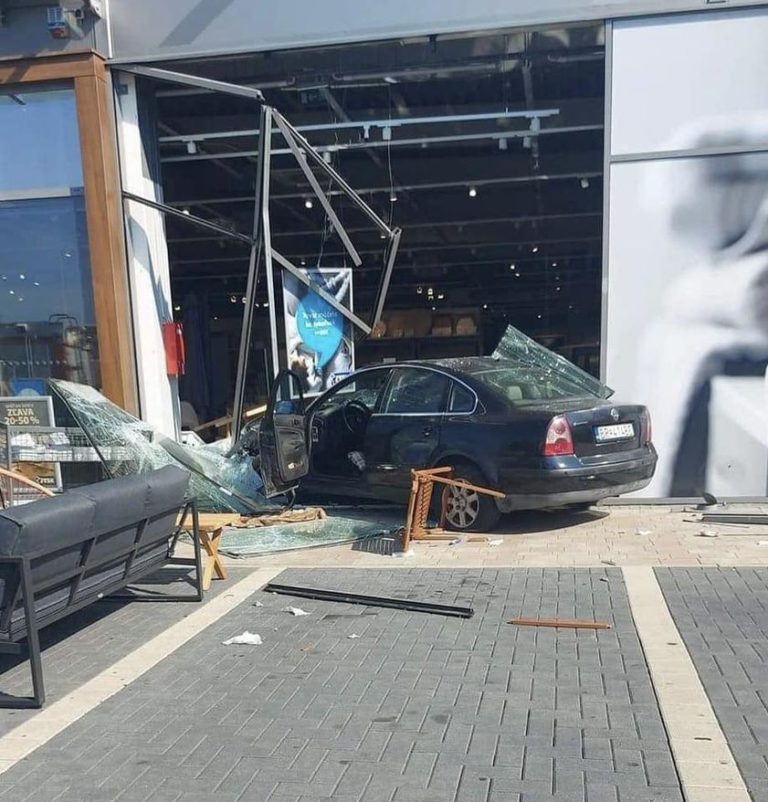 Vodička zrazila ženu a vpálila do obchodu. FOTO: Foto: Zregionu.sk