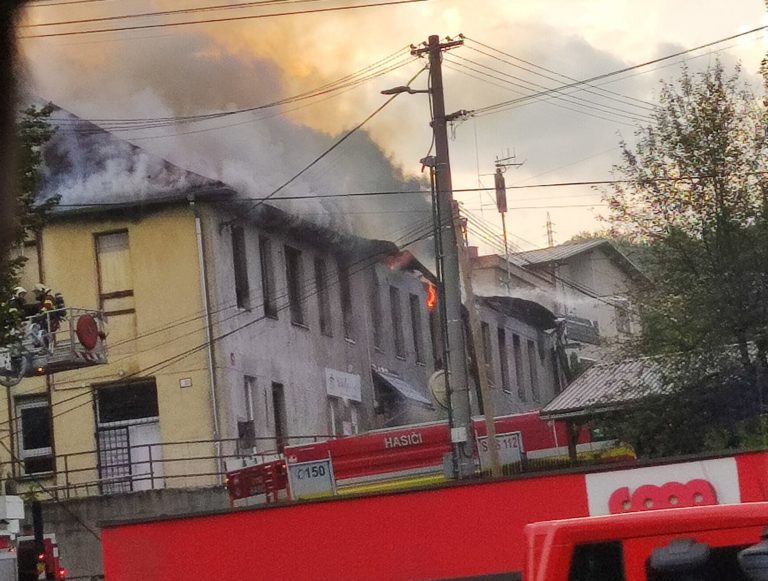 V Budatínskej Lehote horí kultúrny dom. Požiar spôsobil škodu za milión eur