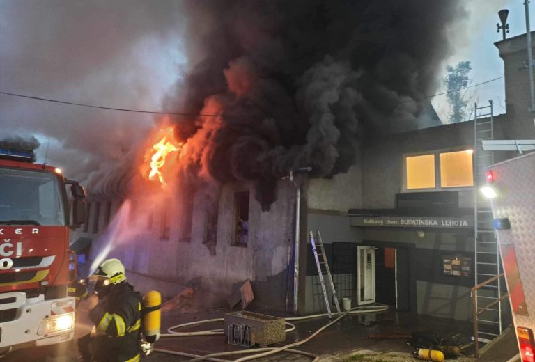 VIDEO: Obrovský požiar kysuckého Disco clubu. Prevádzkovateľ fyzicky napadol nášho redaktora