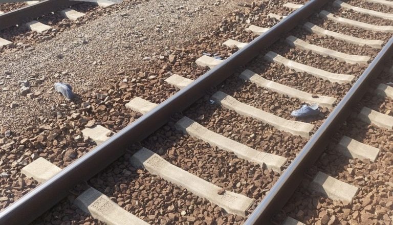 Starček nestihol nastúpiť do rozbiehajúceho sa vlaku. Následky sú hrozivé
