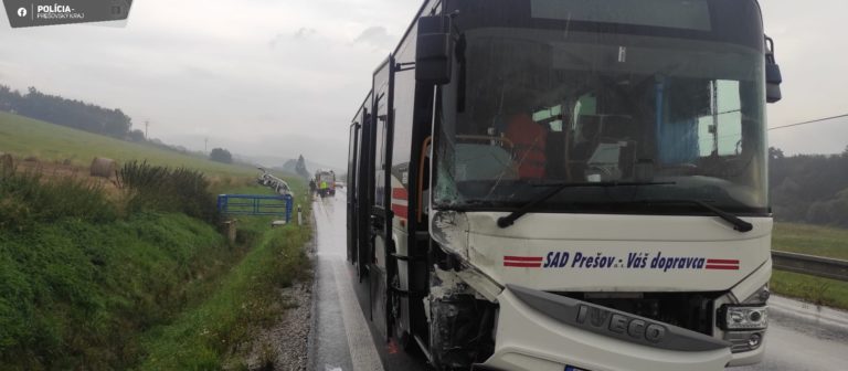 Tragická nehoda pri Raslaviciach, jeden mŕtvy a šesť zranených