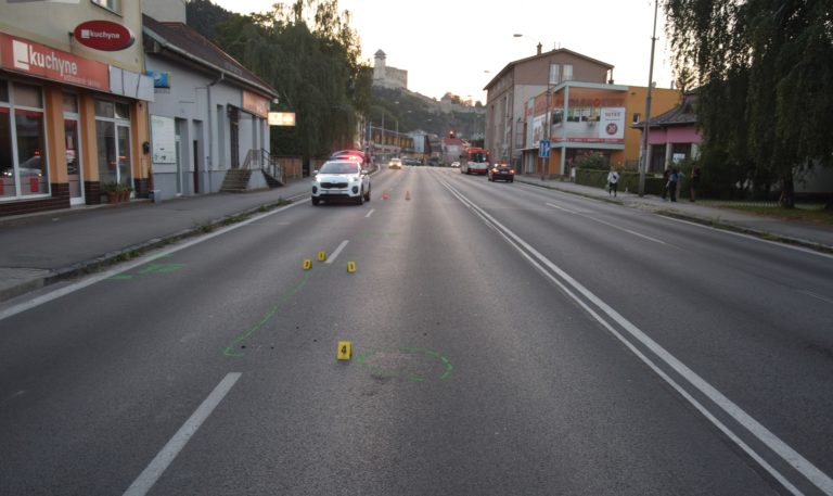 Tragická nehoda v Trenčíne: Opitý kolobežkár zrazil na ceste chodkyňu. Žena zomrela