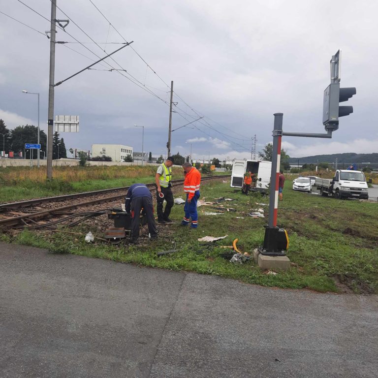 Pri zrážke vlaku s nákladiakom sa zranili dvaja ľudia: FOTO z miesta nehody