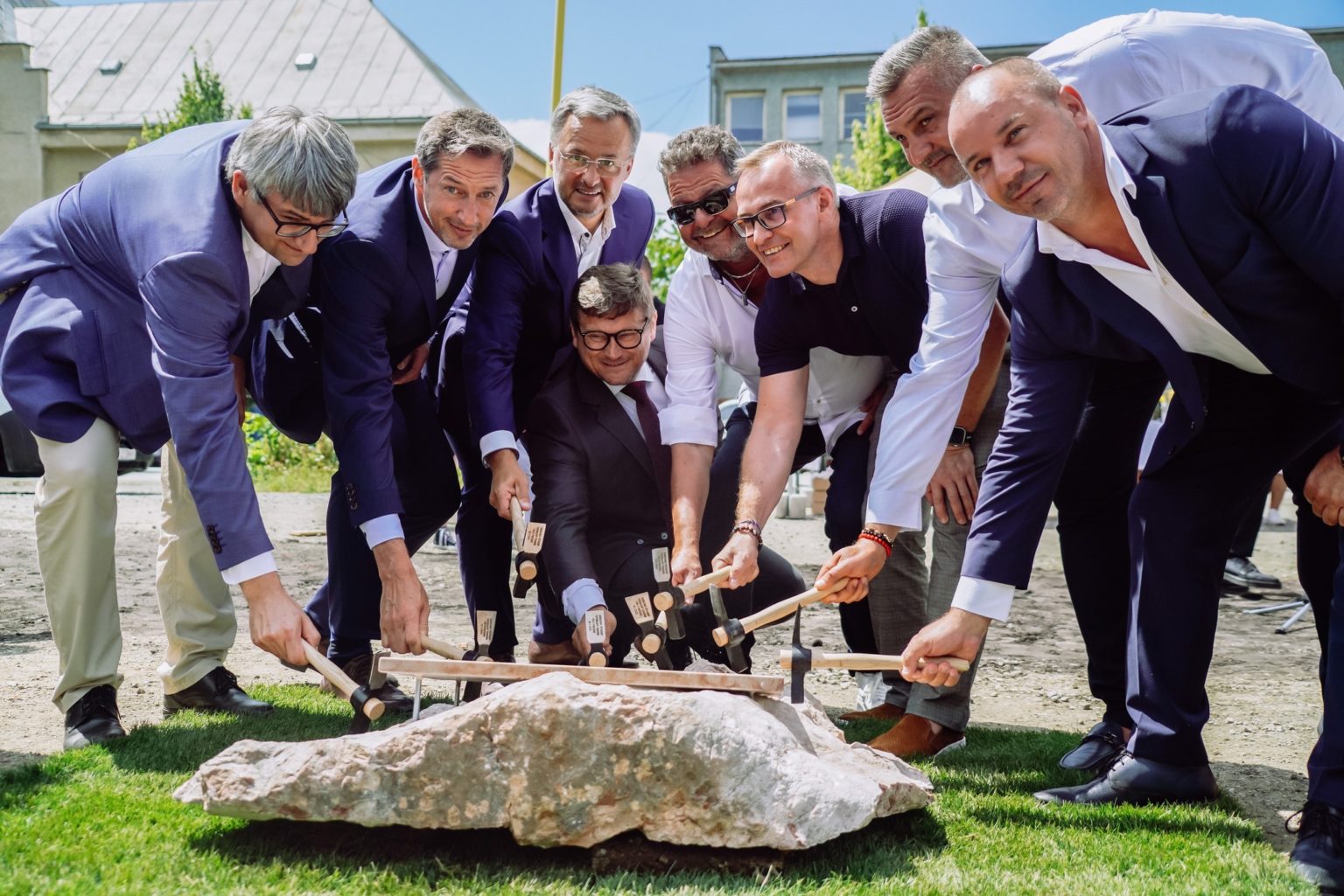 Výstavba nového futbalového štadióna nepokračuje bezproblémovo, ako pri poklepaní základného kameňa kompetentní očakávali. Foto: PSK