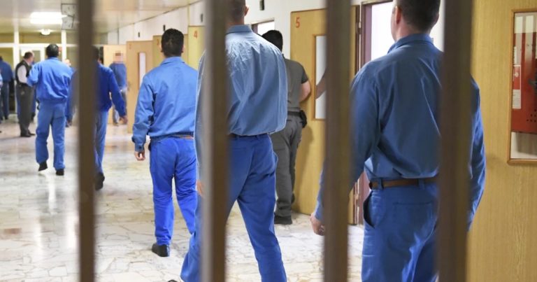 Väzňov trápia alarmujúce teploty v celách: Verejný ochranca práv žiada nápravu