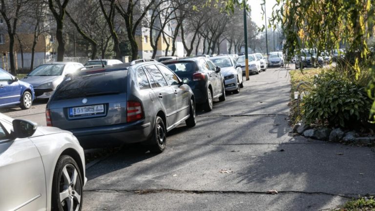 Od októbra už na chodníkoch nezaparkujete. Ako je na dopravnú zmenu pripravený Trenčín?