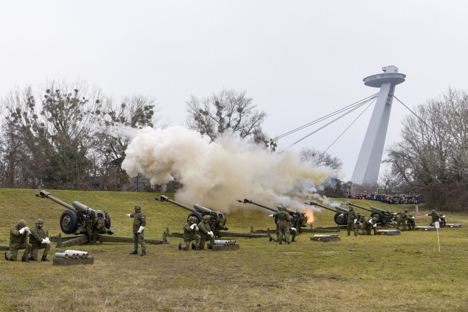 Ilustračná fotografia. Salvy pri príležitosti 30. výročia vzniku Slovenskej republiky na nábreží Dunaja v Bratislave na Nový rok 1. januára 2023. Foto: Pavol Zachar/TASR
