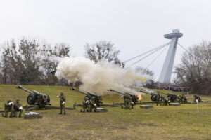 Je ten, kto nebráni vlasť, nevyhnutne zradcom?