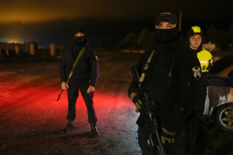 Ruskí vojaci blokujú cestu v blízkosti pádu súkromného lietadla v Tverskej oblasti. Foto: TASR/AP