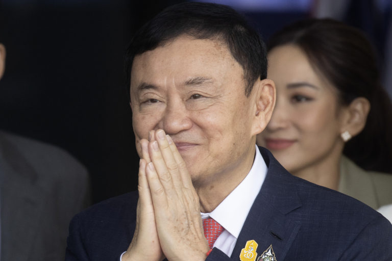 Bývalý thajský premiér Thaksin Šinavatra sa zdraví s priaznivcami počas príchodu na letisko v Bangkoku 22. augusta 2023. Foto: TASR/AP