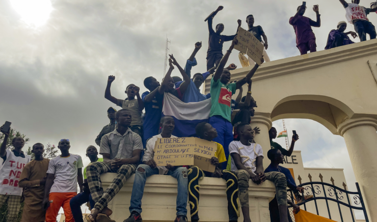 Stúpenci nigerskej vládnucej chunty sa zhromažďujú počas protestu na vytrvanie v boji za slobodu krajiny a vytlačenie zahraničného vplyvu v Niamey 3. augusta 2023. Foto: TASR/AP