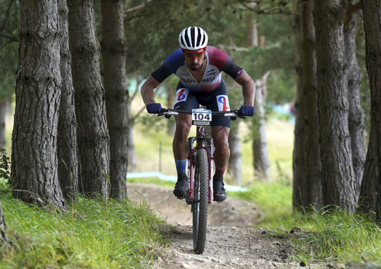 Slovenský cyklistika Peter Sagan jazdí počas pretekov muži elite - olympijská trať na MS v horskej cyklistike v Glasgowe 12. augusta 2023. Foto: TASR/AP