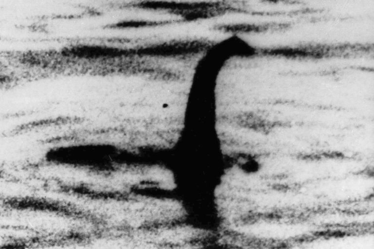 Na nedatovanej snímke tmavé obrysy údajne lochnesskej príšery v Škótsku. Foto: TASR/AP
