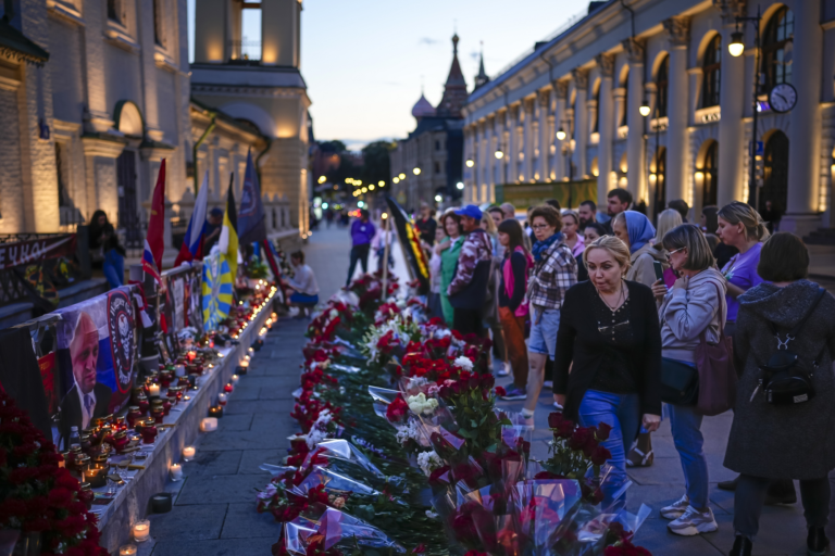 Na snímke ľudia stoja pred pouličným pamätníkom za členov Vagnerovej skupiny, ktorí zahynuli v stredu pri havárii lietadla, neďaleko Kremľa v nedeľu 27. augusta 2023. Foto: TASR/AP