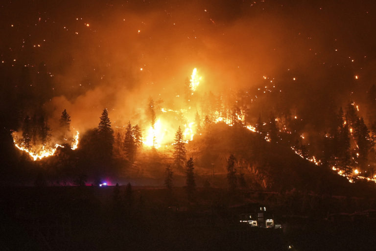 Lesný požiar v kanadskom meste West Kelowna 18. augusta 2023. Foto: TASR/AP