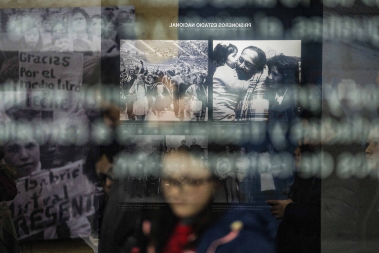 Dozvuky Pinochetovej diktatúry. V Čile odsúdili sedem vojakov za vraždu speváka z roku 1973