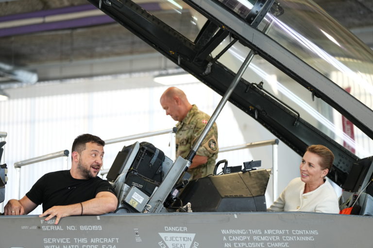 Na snímke ukrajinský prezident Volodymyr Zelenskyj a dánska premiérka Mette Fredeksenová sedia v stíhačke F-16 na leteckej základni Skrydstrup v dánskom Vojense 20. augusta 2023. Foto: TASR/AP