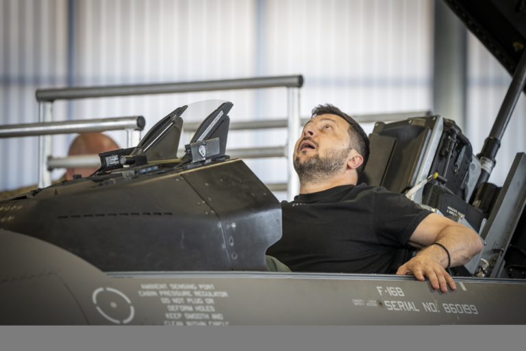 Ukrajinský prezident Volodymyr Zelenskyj sedí v stíhačke F-16 na leteckej základni Skrydstrup v dánskom Vojense 20. augusta 2023. Foto: TASR/AP