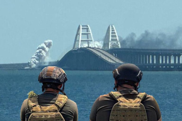 Vojaci pozerajúci na Krymský most. Ilustračné foto: X