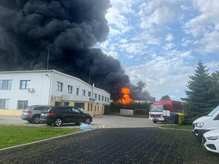 V Česku horí hala na výrobu plastov, diaľnicu D5 v oboch smeroch uzavreli