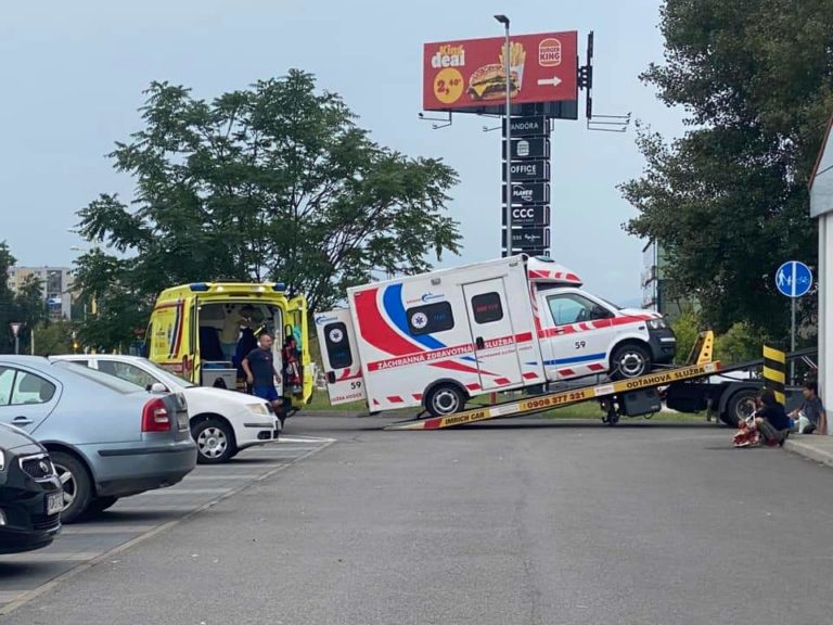 Na prešovskej križovatke vrazilo auto do sanitky