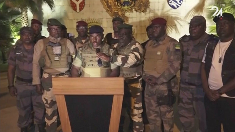Vojaci v Gabone vystúpili v stredu 30. augusta 2023 v miestnej televízii a ohlásili prevzatie moci. Foto: TASR/AP


