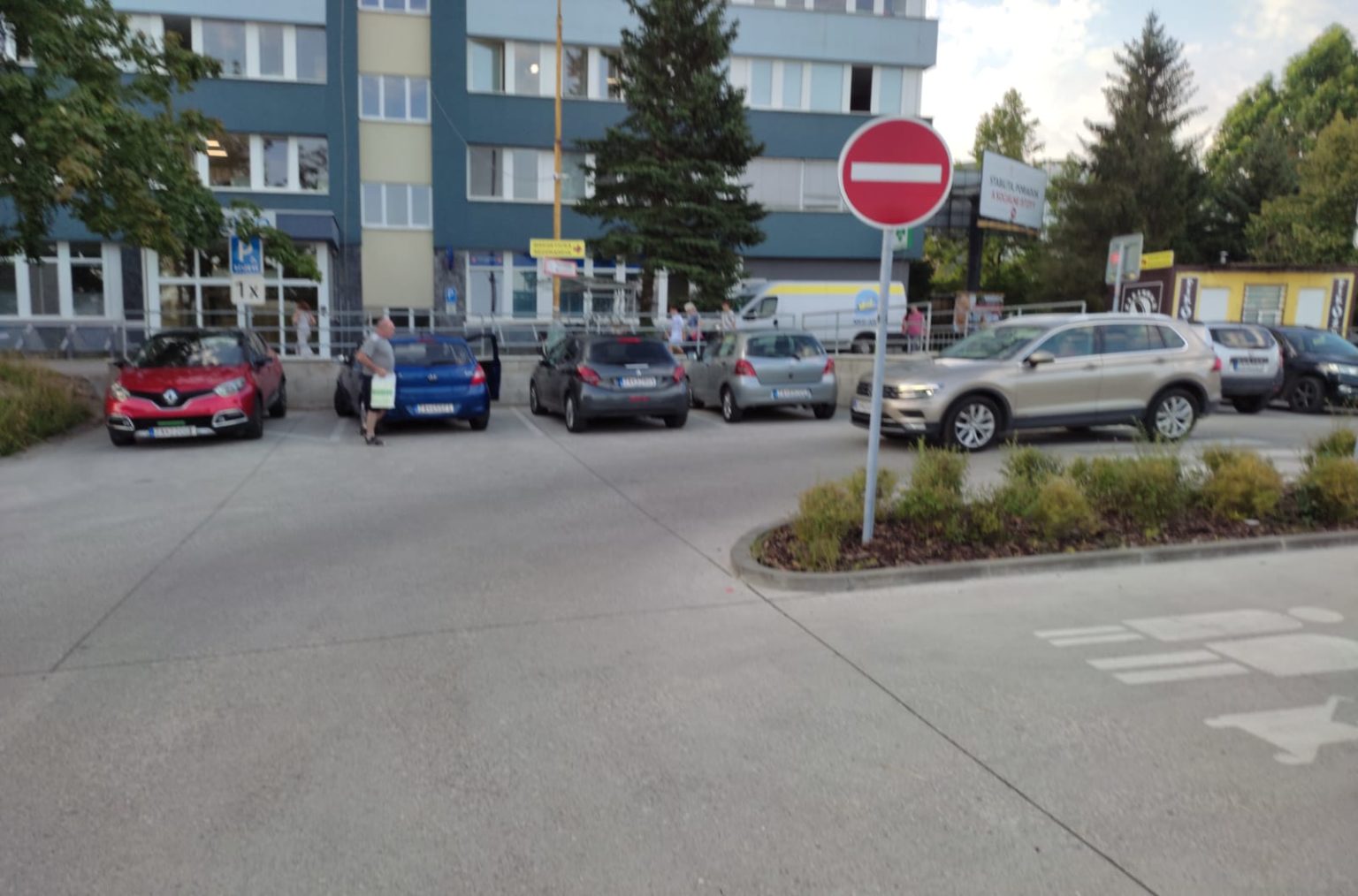 K lekárovi si chcel vodič skrátiť cestu a tak sa vydal do jednosmerky. FOTO: MJ, Michal Jasenák
