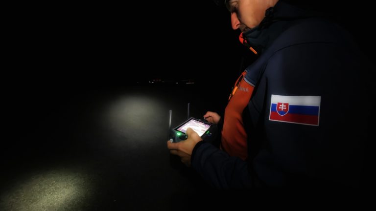 Strateného turistu hľadalo desať záchranárov: Napokon ho zachránil dron