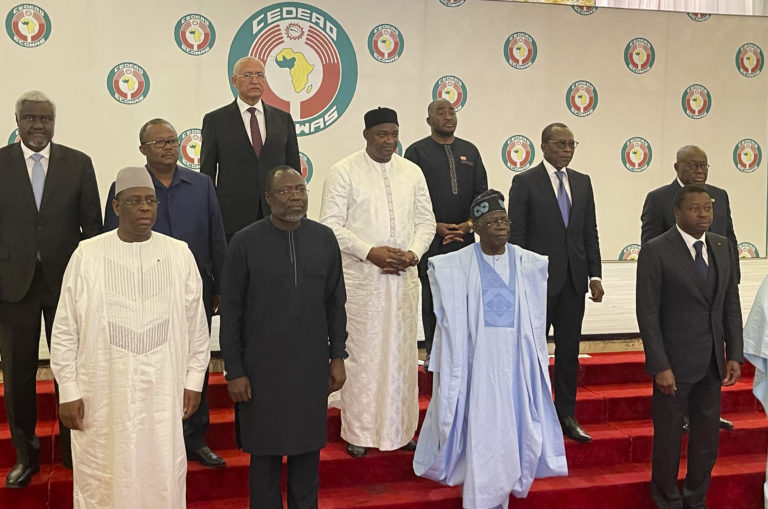 Nigérisjký prezident a predseda hospodárskeho spoločenstvo západoafrických štátov (ECOWAS) Bola Tinubu (druhý zľava) a ďalší západoafrickí lídri pózujú počas krízového summitu ECOWAS-u v nigerskej metropole Abuja v nedeľu 30. júla 2023. Foto: TASR/AP