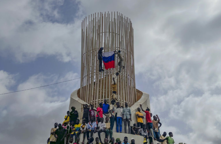 Stúpenci nigerskej vládnucej chunty držia ruskú zástavu počas protestu na vytrvanie v boji za slobodu krajiny a vytlačenie zahraničného vplyvu v Niamey. Foto: TASR/AP