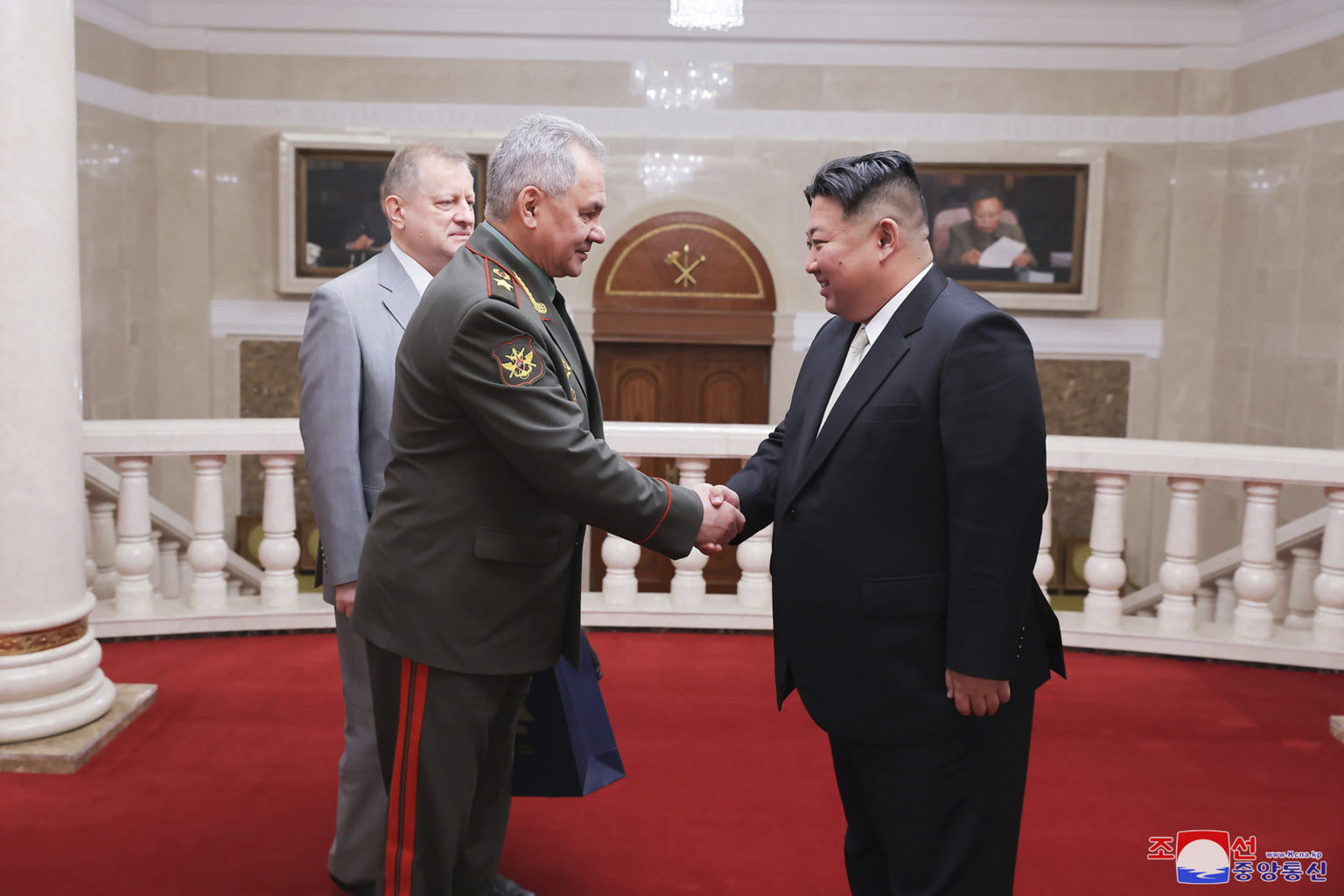 Kim Čong-un a Sergej Šojgu Foto: TASR/AP