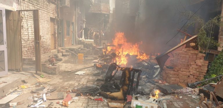 Moslimovia v Pakistane rabovali domy a podpaľovali kostoly: Kresťanskú štvrť stráži polícia