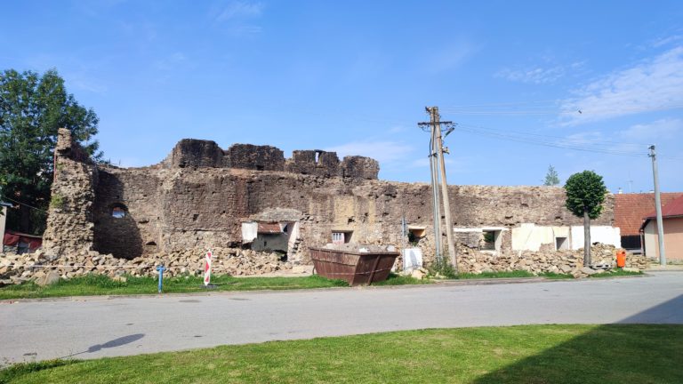 Obnova hradieb v Podolínci bude pokračovať aj v tomto roku. Mesto získalo dotáciu za tisíce