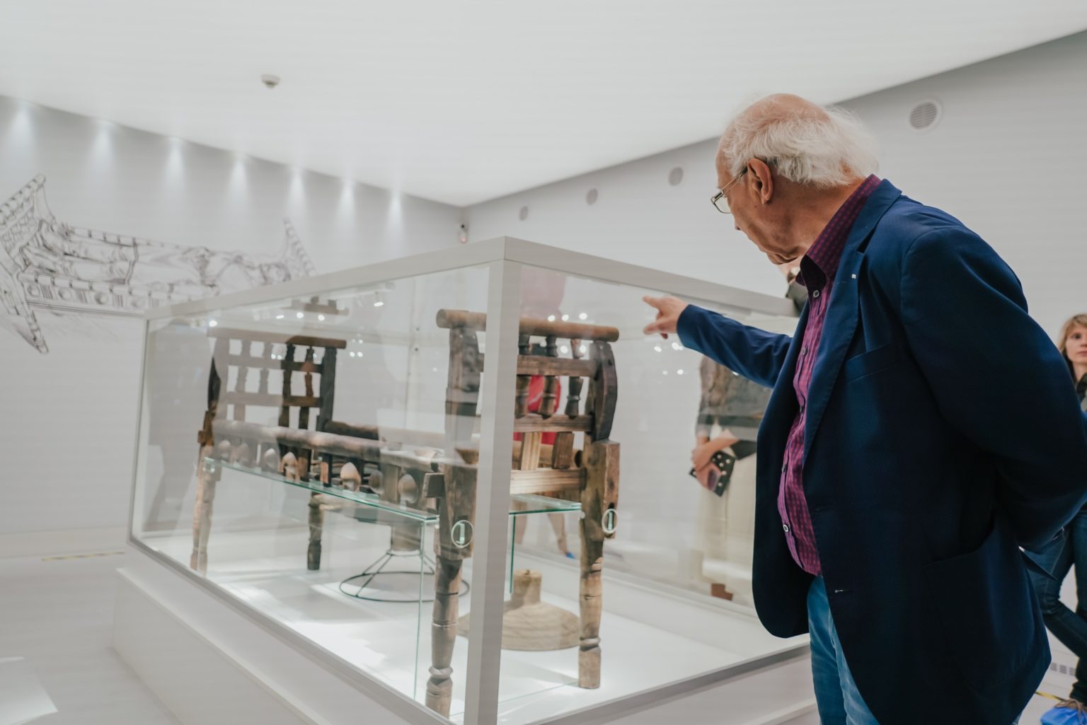 Archeológ Karol Pieta pri prehliadke expozície venovanej kniežaťu z Popradu. Foto: FB/Podtatranské múzeum