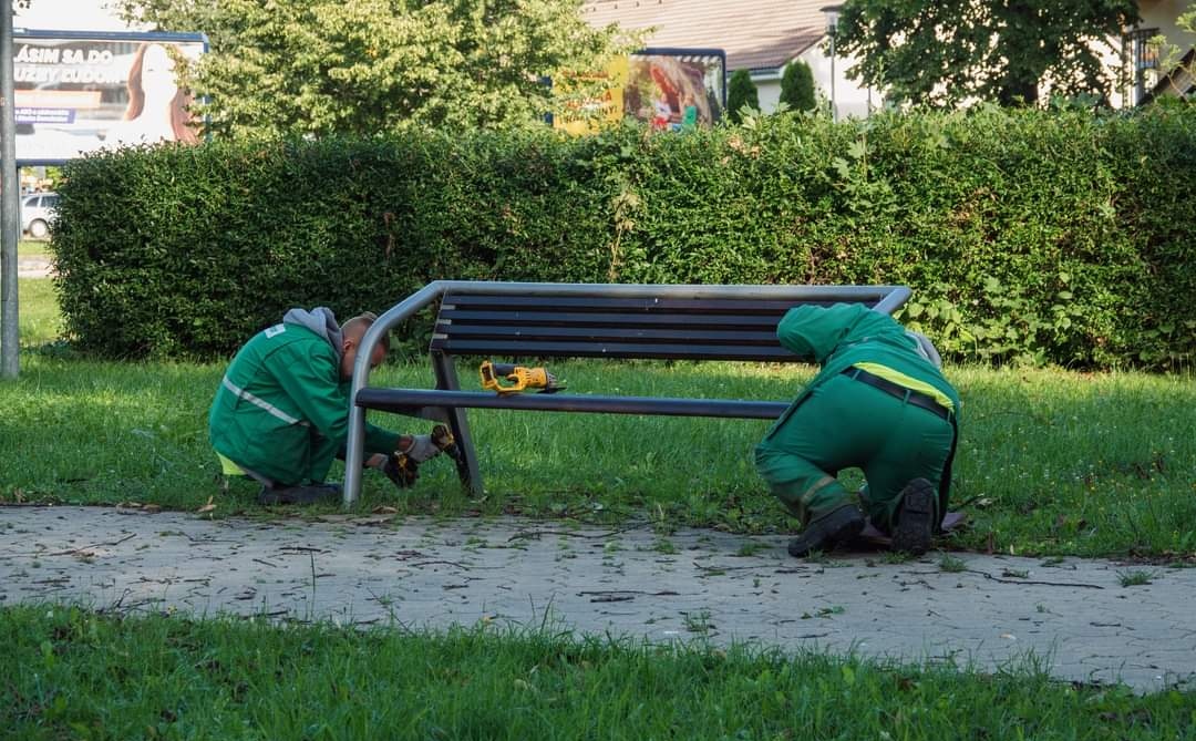 Mesto Poprad dalo odstrániť lavičky z parku pri stanici. Foto: FB/Poprad