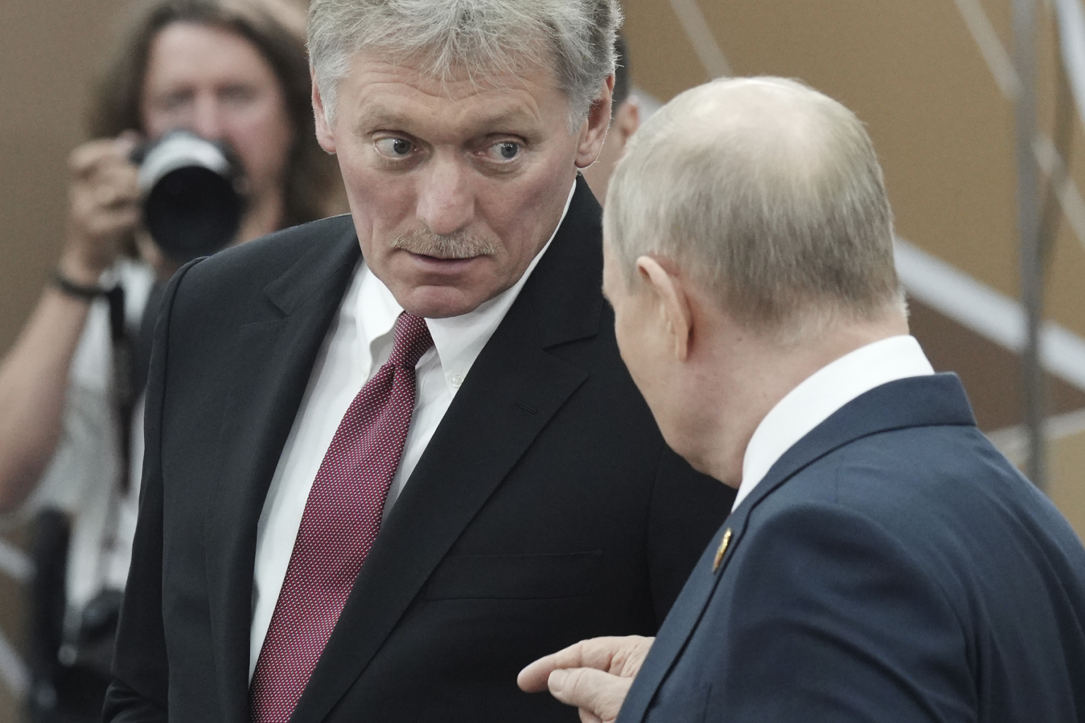 Vladimir Putin (vpravo) a Dmitrij Peskov. Foto: TASR/AP