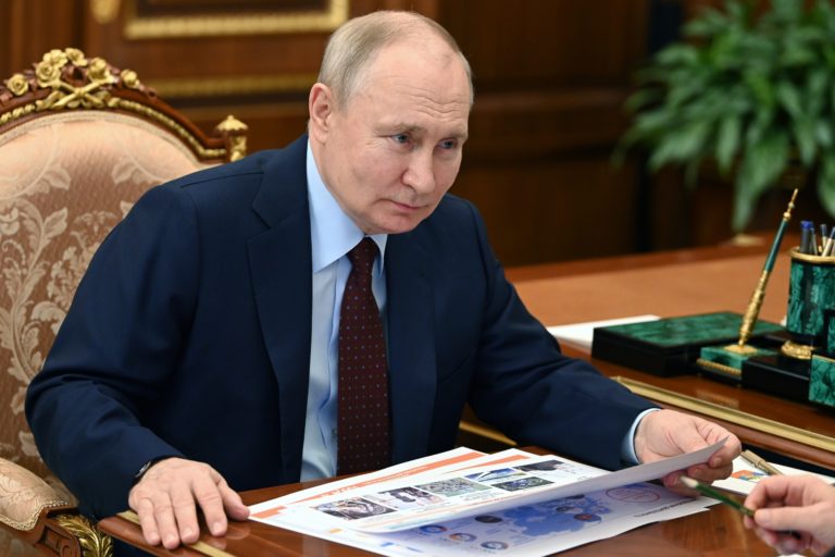 Rusko pohotovostne zastavuje pád rubľa. Okolo ruskej ekonomiky sa uťahuje slučka sankcií