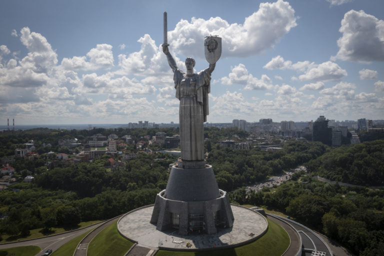 Zo štítu obrovskej sochy Matka Vlasť odstránili sovietsky znak
