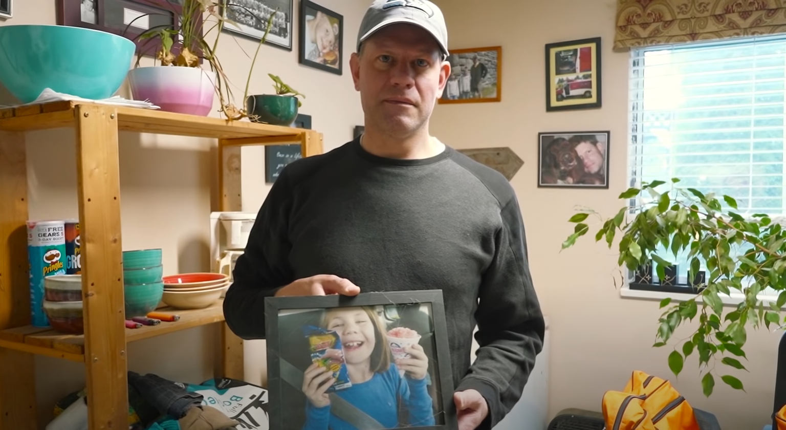 Robert Hoogland s fotografiou dcéry. Zdroj: Reprofoto YouTube