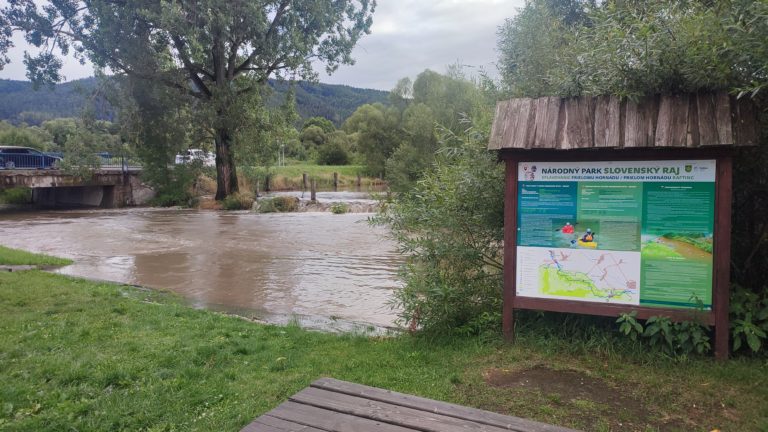 Rozvodnený Hornád v Hrabušiciach. Foto: Rastislav Ovšonka