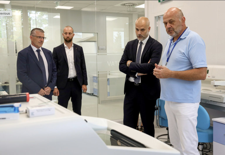 Minister obrany Martina Sklenára (tretí zľava) si pozrel nové priestory pre Ústav bioptickej diagnostiky. Foto: MO SR