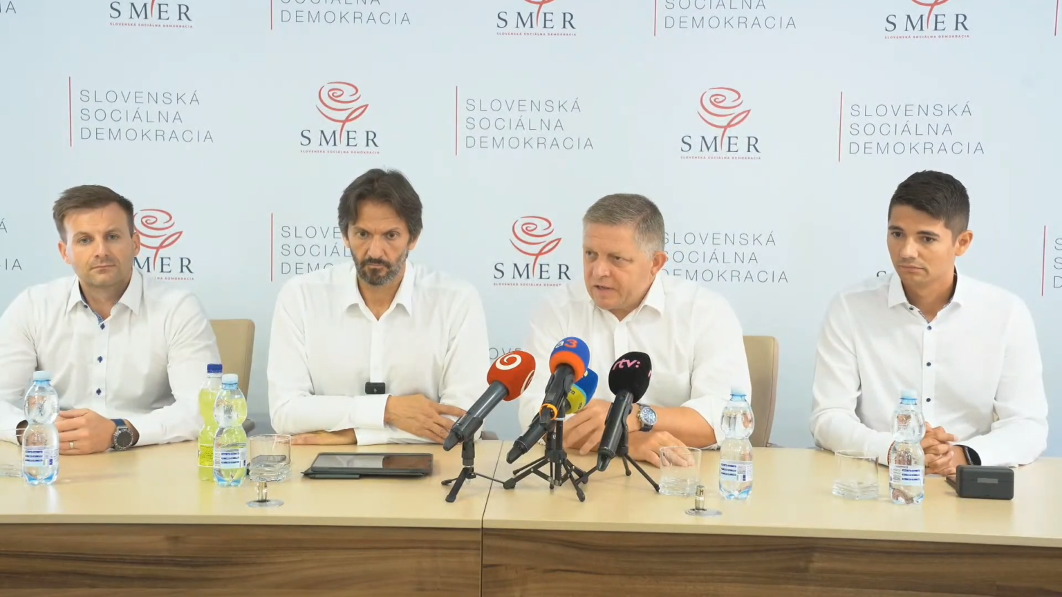 Predstavitelia Smeru na tlačovej konferencii k zásahu NAKA. Reporofoto: YouTube