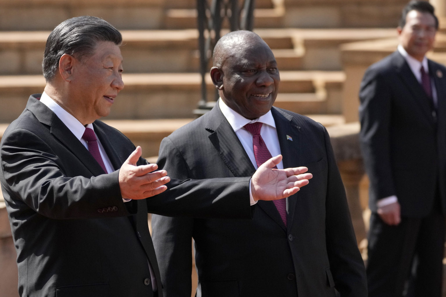 Činsky prezident  Si Ťin-pching (vľavo) a juhoafrický prezident Cyril Ramaphos sa vítajú počas stretnutia v Prétorii v utorok 22. augusta 2023. Foto: TASR/AP