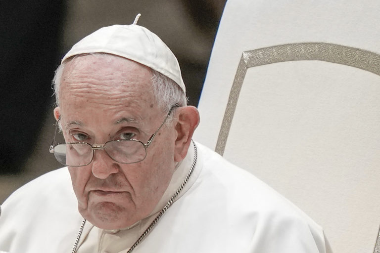 Pápež označil šírenie dezinformácií za jeden z hriechov žurnalistiky. Vyjadril nádej, že priestor dostanú hlasy mieru