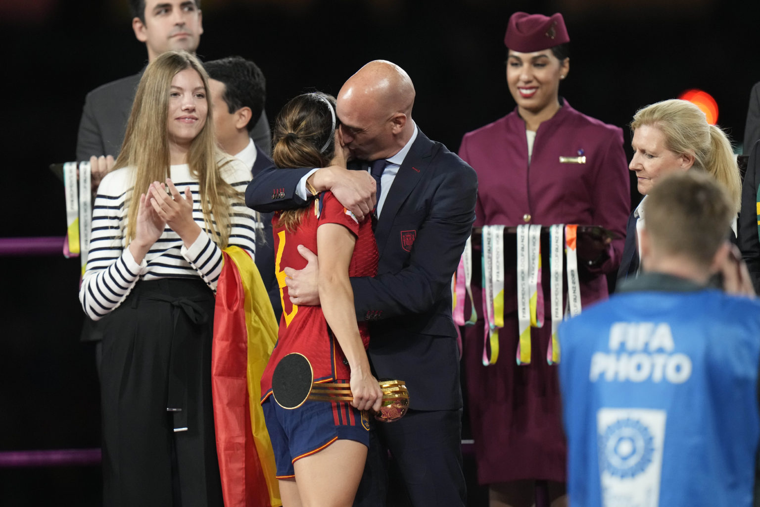 Luis Rubiales (vpravo) a španielska futbalistka Jennifer Hermosová, ktorú objíma  a bozkáva na tvár. Foto: TASR/AP