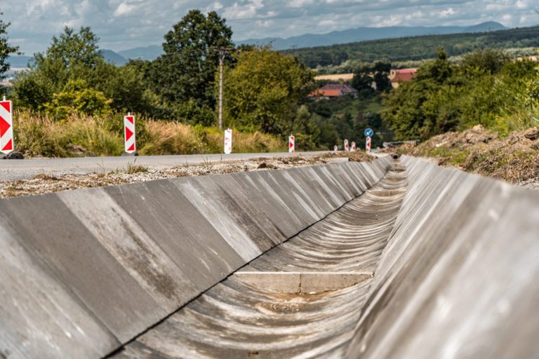 Medzi Abranovcami a Kokošovcami buďte opatrní. Budujú tam odvodňovacie priekopy 