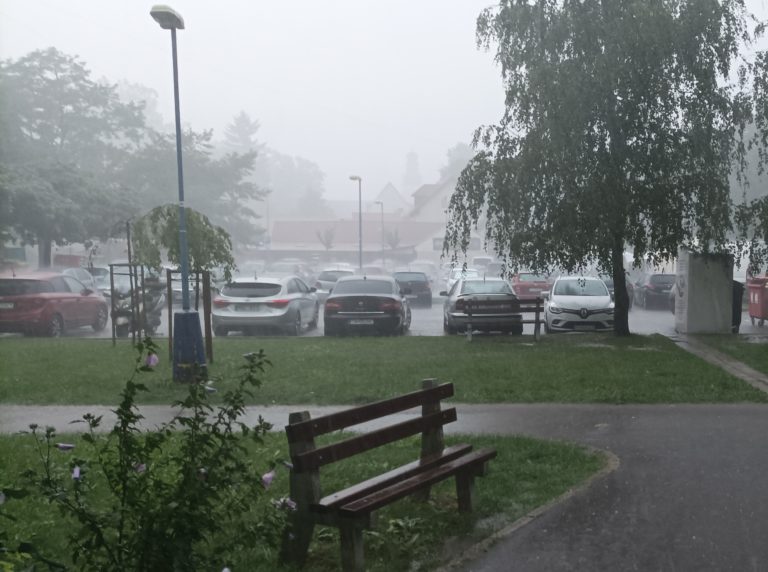 SHMÚ vydal na nedeľu výstrahy pred búrkami na celom Slovensku