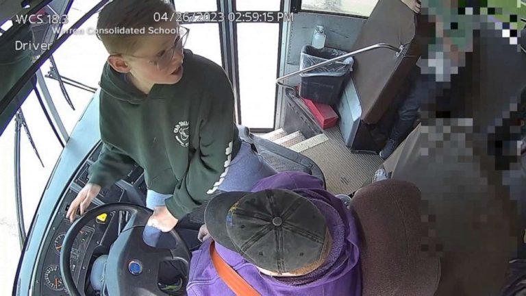 VIDEO: Hrdinský čin školáka. Zachránil život sebe aj ostatným deťom v autobuse